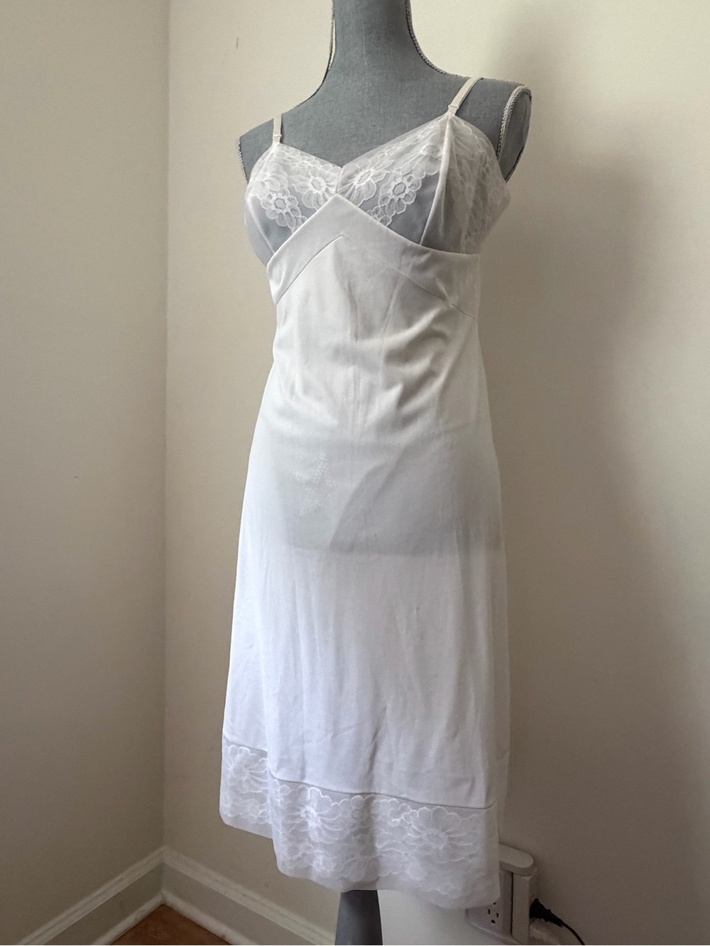 Vintage 70s Vanity Fair White Daisy Floral Lace-Trim Slip Dress